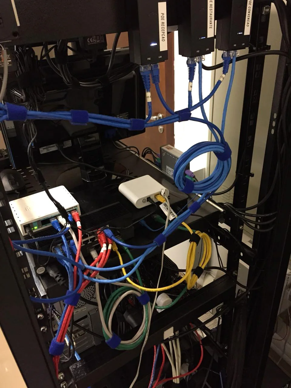 Leitor de controle de acesso instalado junto a uma porta